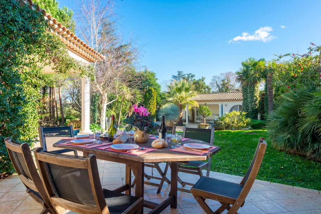 Maison Petunia Blanche Languedoc Olivers Travels1 2