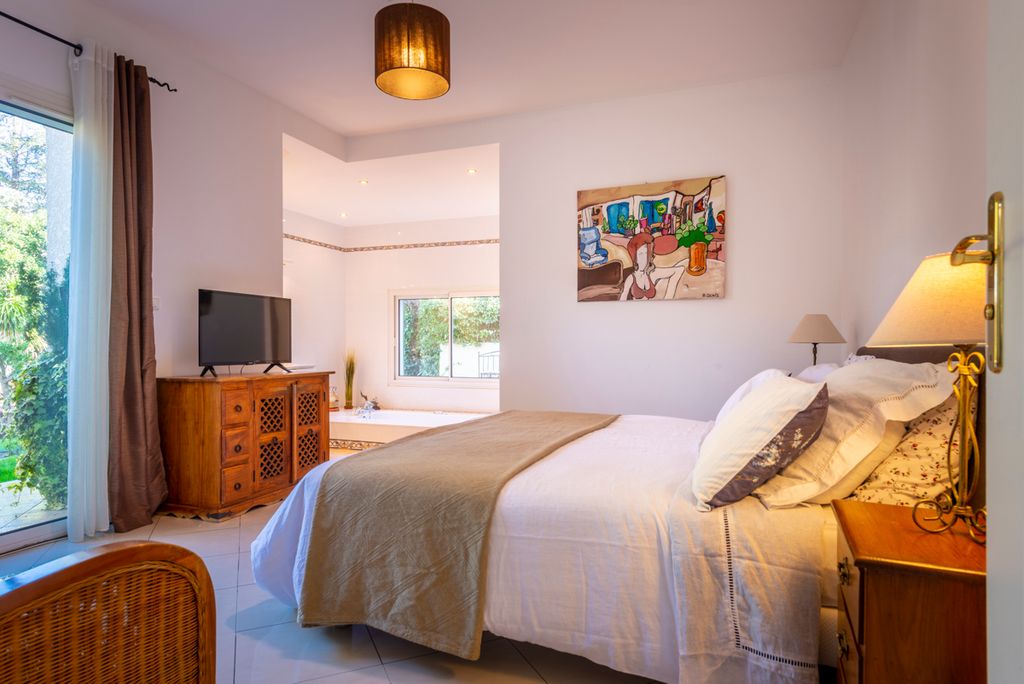 Maison Petunia Blanche Languedoc Olivers Travels1 5