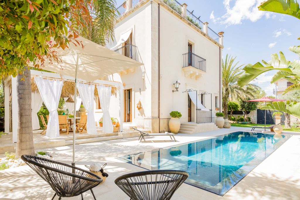 Palazzo Carolina Sicily OliversTravels 1