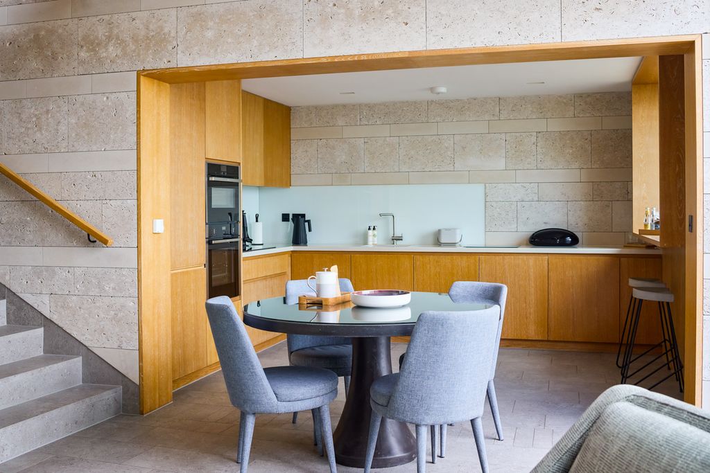 Jade Dorset OliversTravels 3