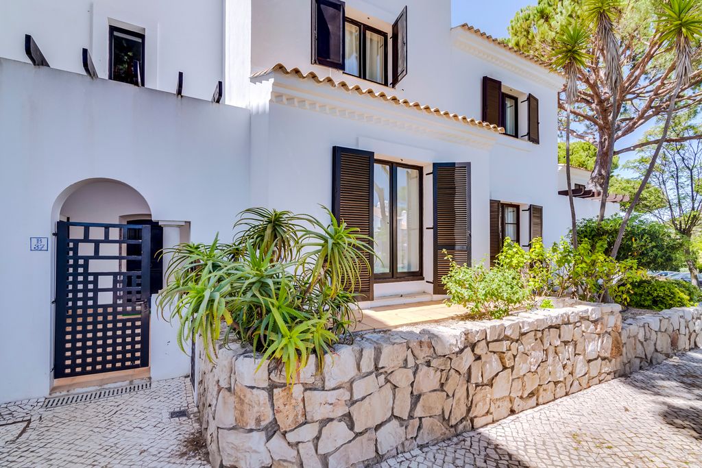 Pine Cliffs Townhouse IV Olivers Travels 1