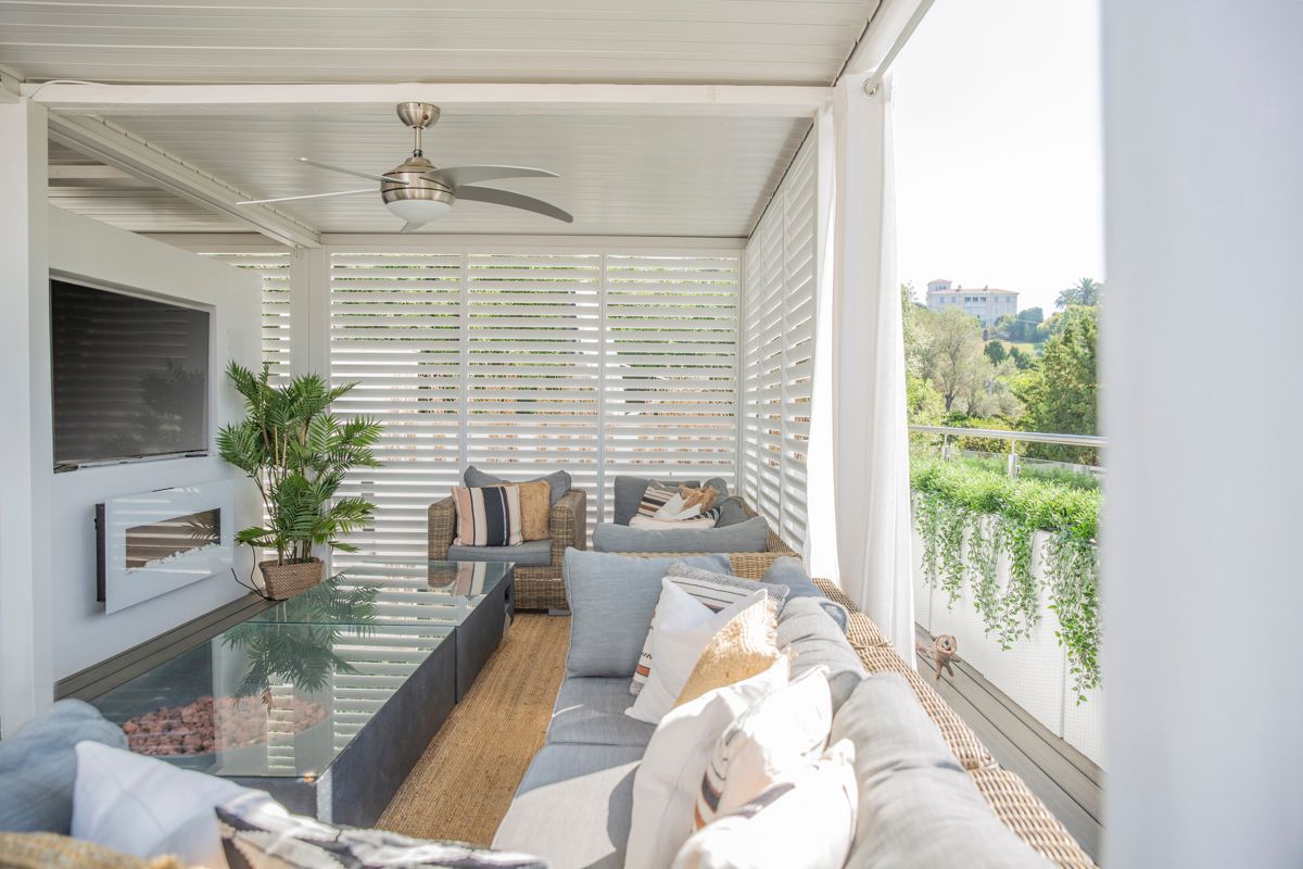 Outdoor dining at Villa Crystal