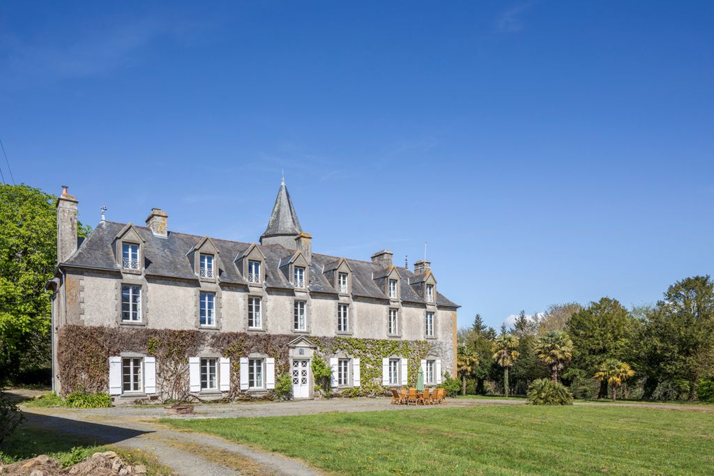 Chateau de Lothea Brittany Olivers Travels1