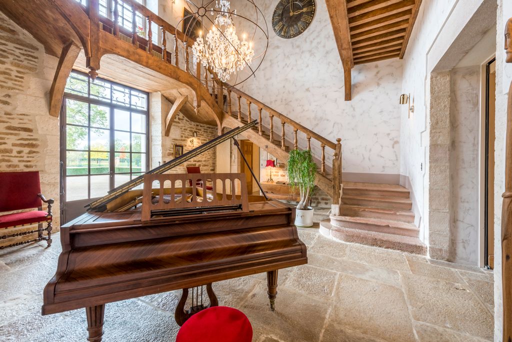 Palais de Reon Burgundy Olivers Traves5