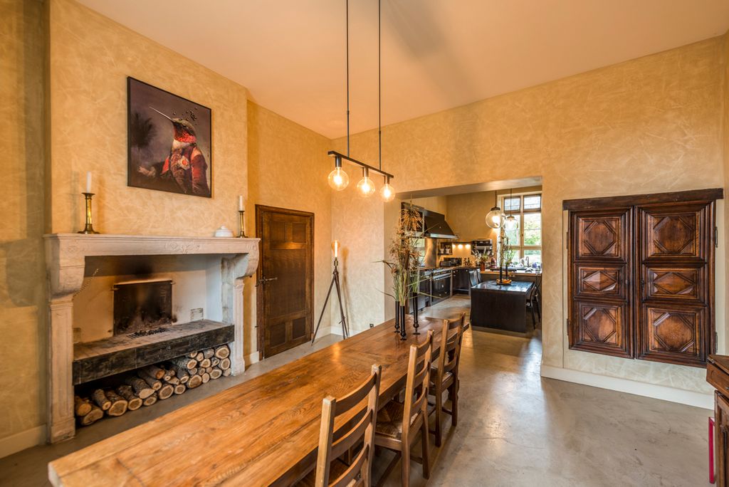 Palais de Reon Burgundy Olivers Traves3