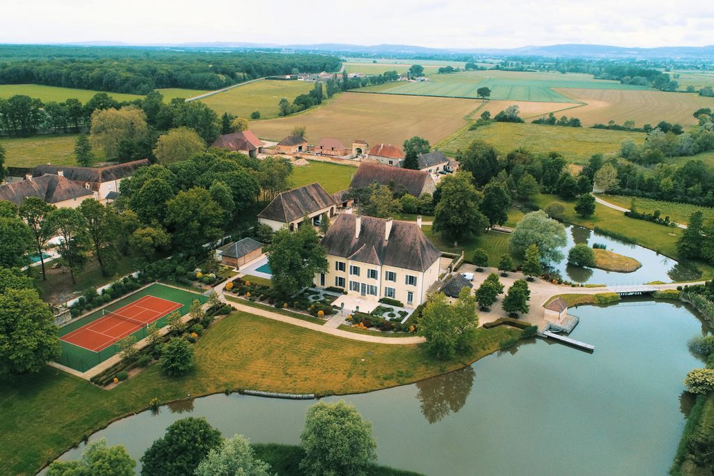 Palais de Reon Burgundy Olivers Traves1