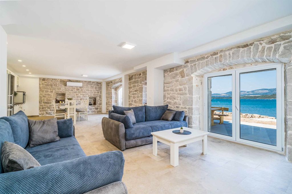 Villa Green Dalmatian Coast Olivers Travels3