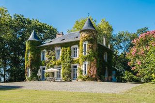 Chateau Bellevue Aquitaine Southern France Olivers Travels 1