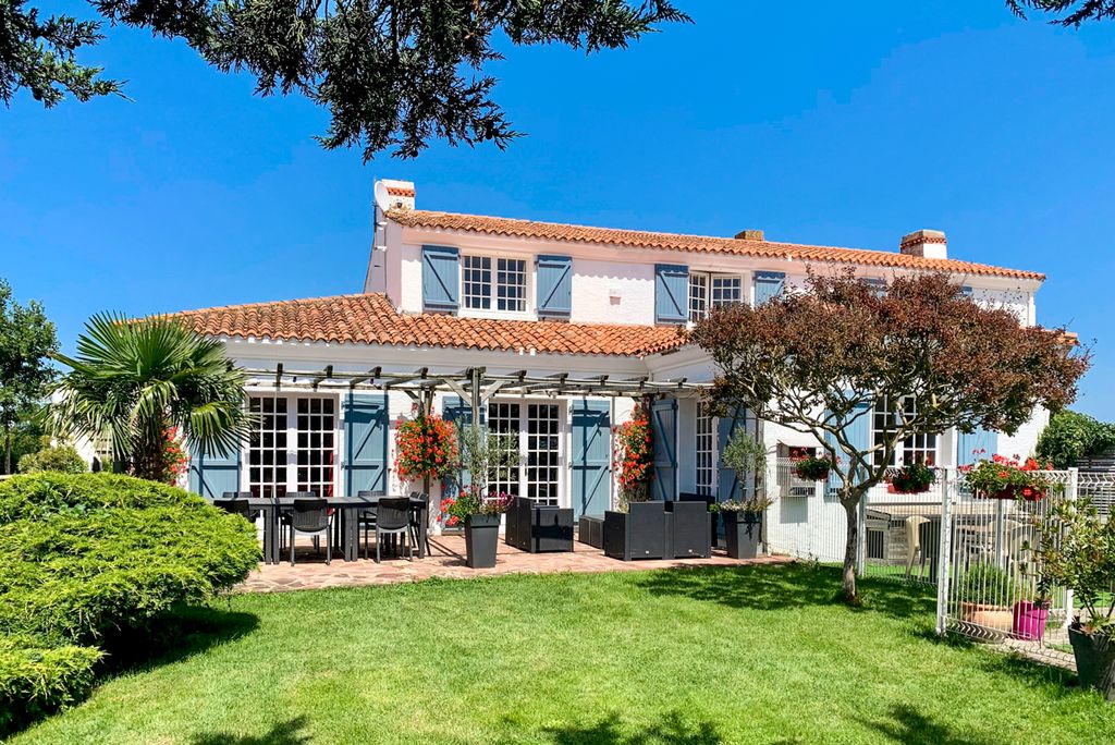 Villa De La Camaraderie Olivers Travel1