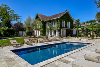 La Vue Des Remparts Aquitaine France Olivers Travels 1