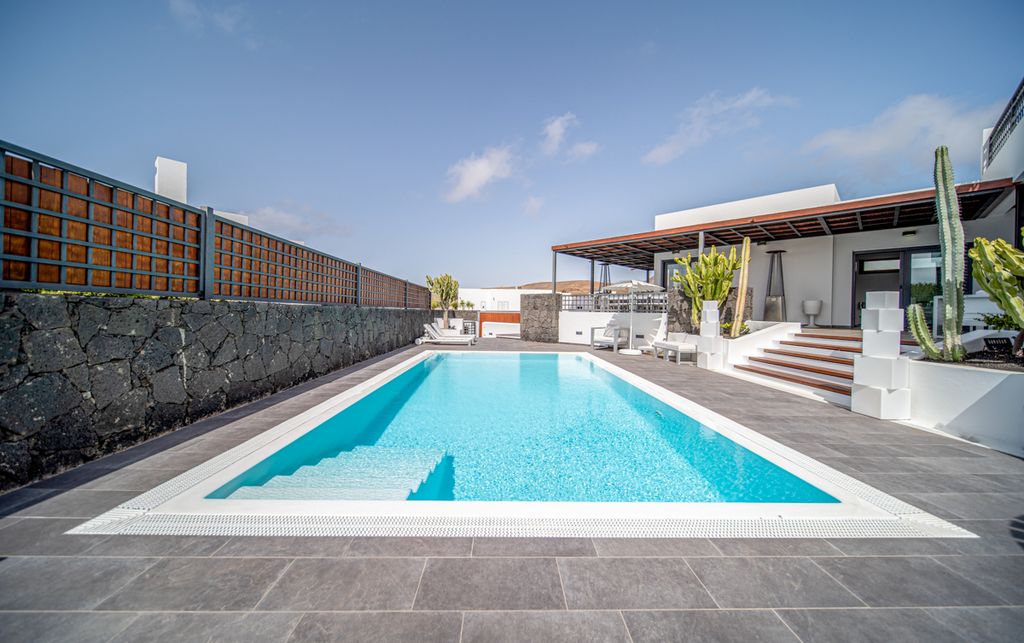 Lanzarote Blasco Lanzarote Olivers Travels 1 2