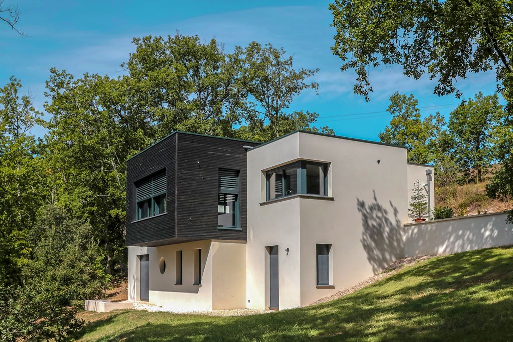 Black and White House Dordogne Olivers Travels 1