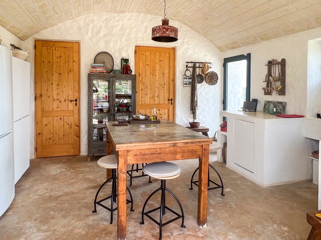 Trullo Itria Puglia Olivers Travels4
