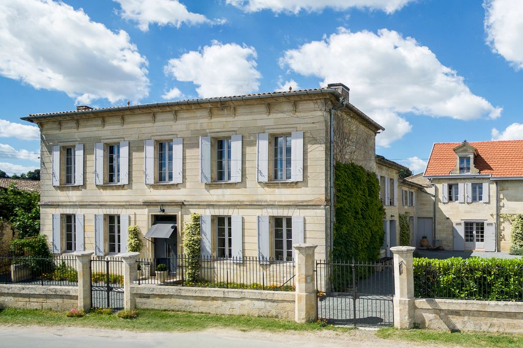 Madalyn House Aquitaine Olivers Travels 1