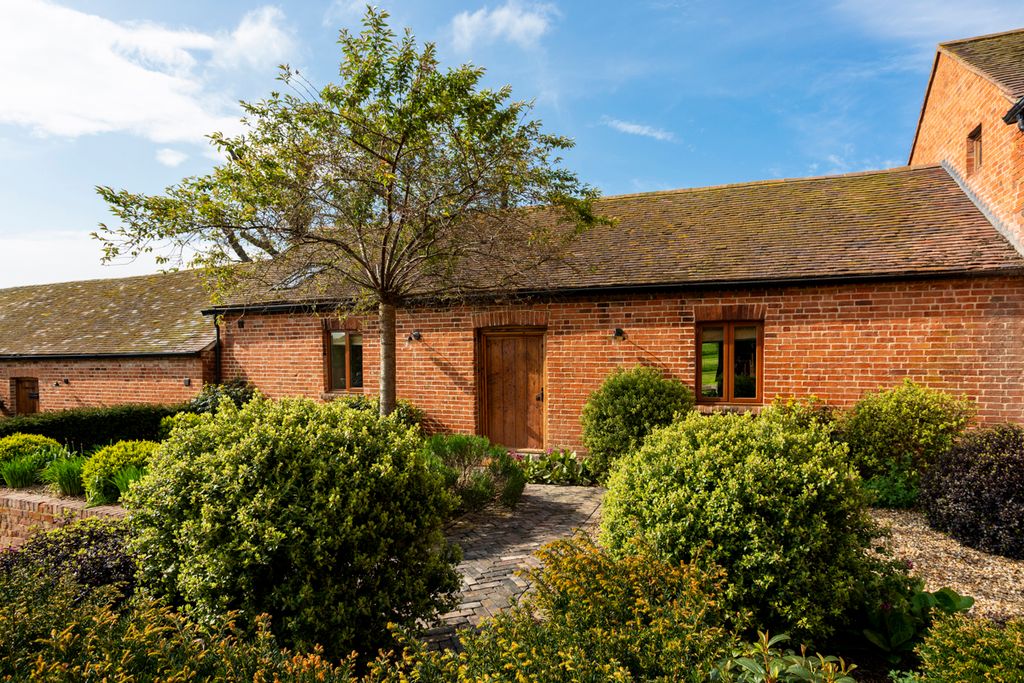Summer Barn Heart of England Olivers Travels2