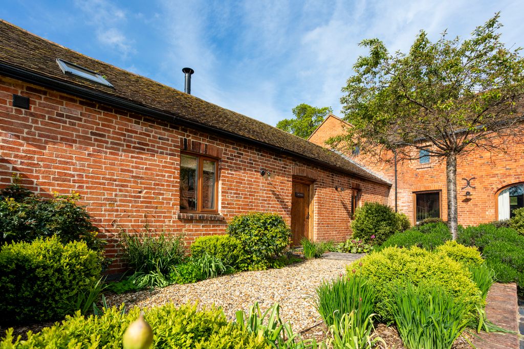 Summer Barn Heart of England Olivers Travels6