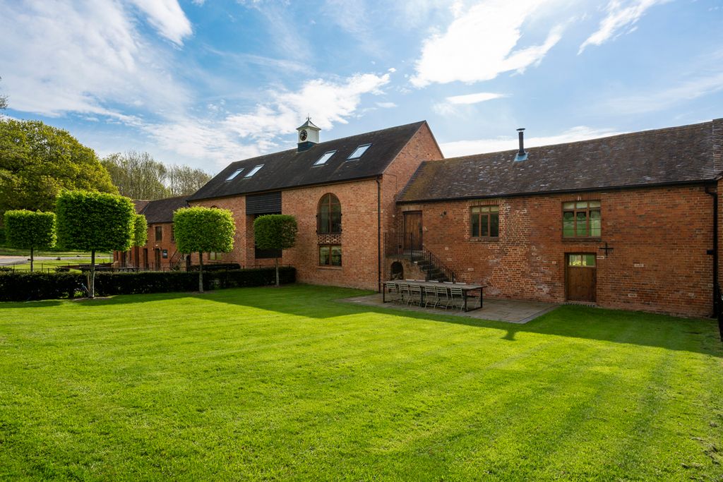 Oaks Barn Heart of England Olivers Travels2