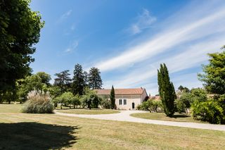 Maison Folle Blance Aquitaine Olivers Travels 001