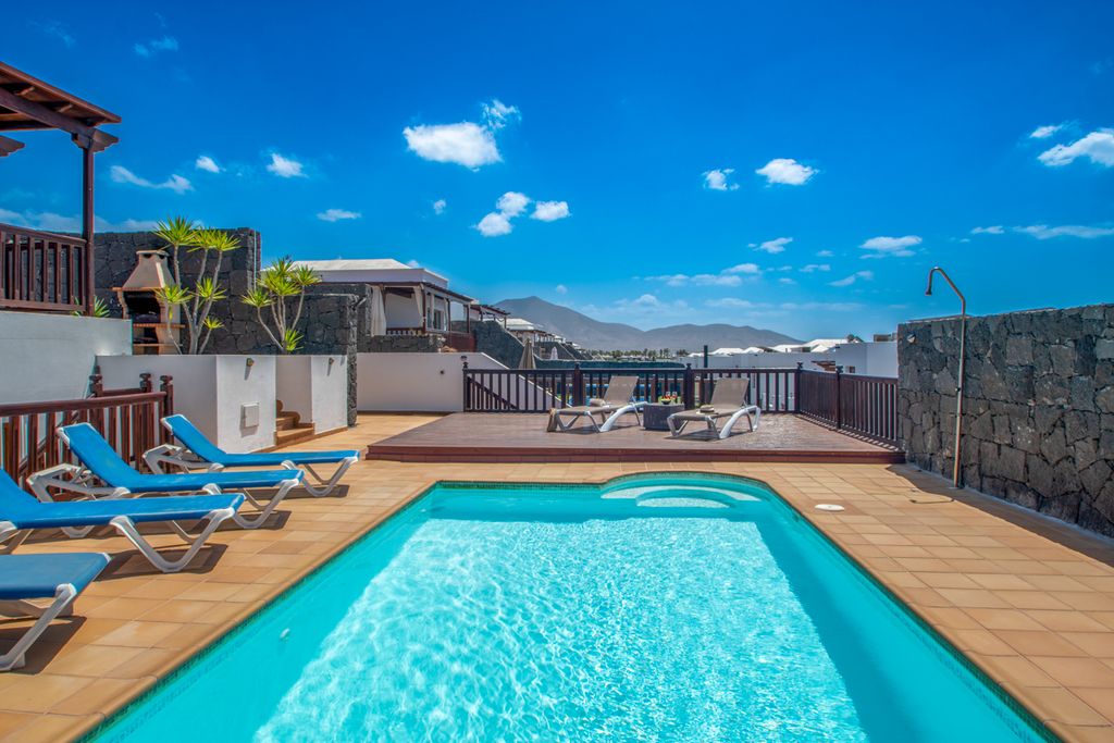 Lanzarote Lauren Lanzarote Olivers Travels 02