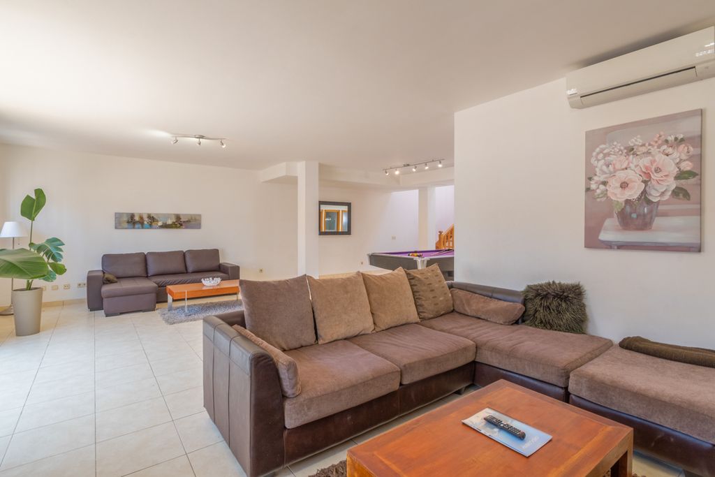 Lanzarote Lauren Lanzarote Olivers Travels 03