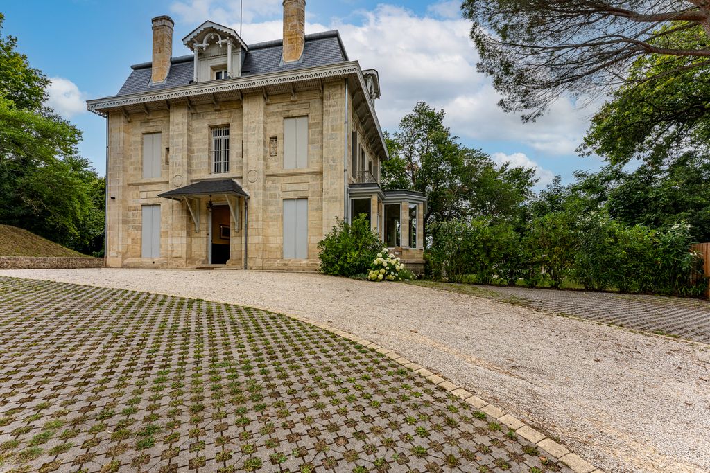 Chateau Armada Aquitane Francee OliversTravels 1