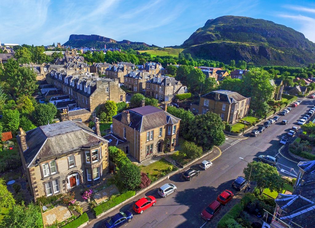 Newington House Edinburgh Olivers Travels 4.1 01