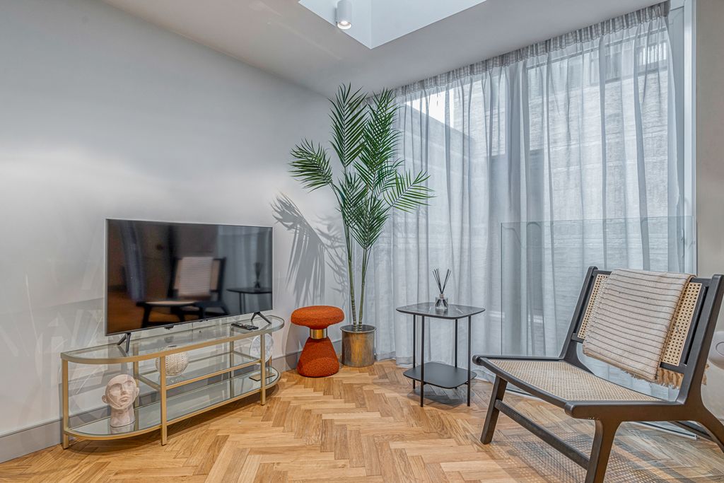 Doreen Apartment London Olivers Travels 2