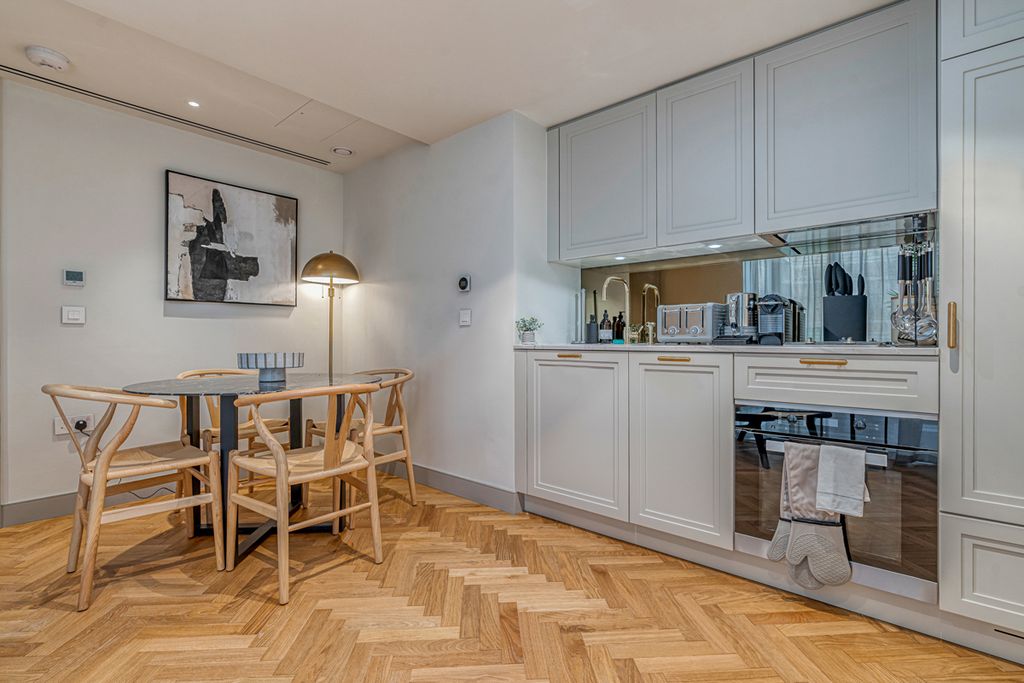 Doreen Apartment London Olivers Travels 3