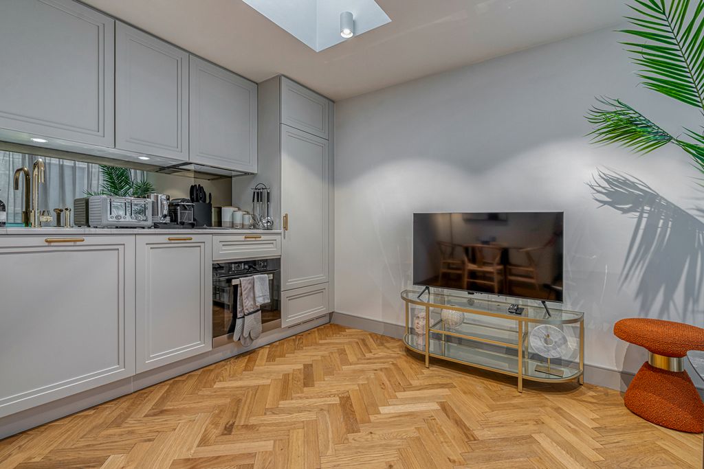 Doreen Apartment London Olivers Travels 4