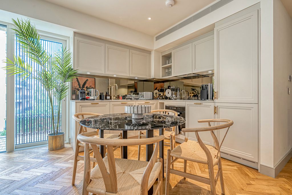 Darcus Apartment London Olivers Travels 4