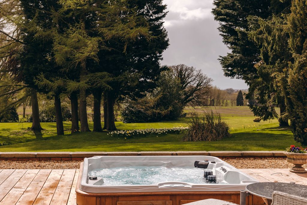 Elton Park Midlands Olivers Travels 2