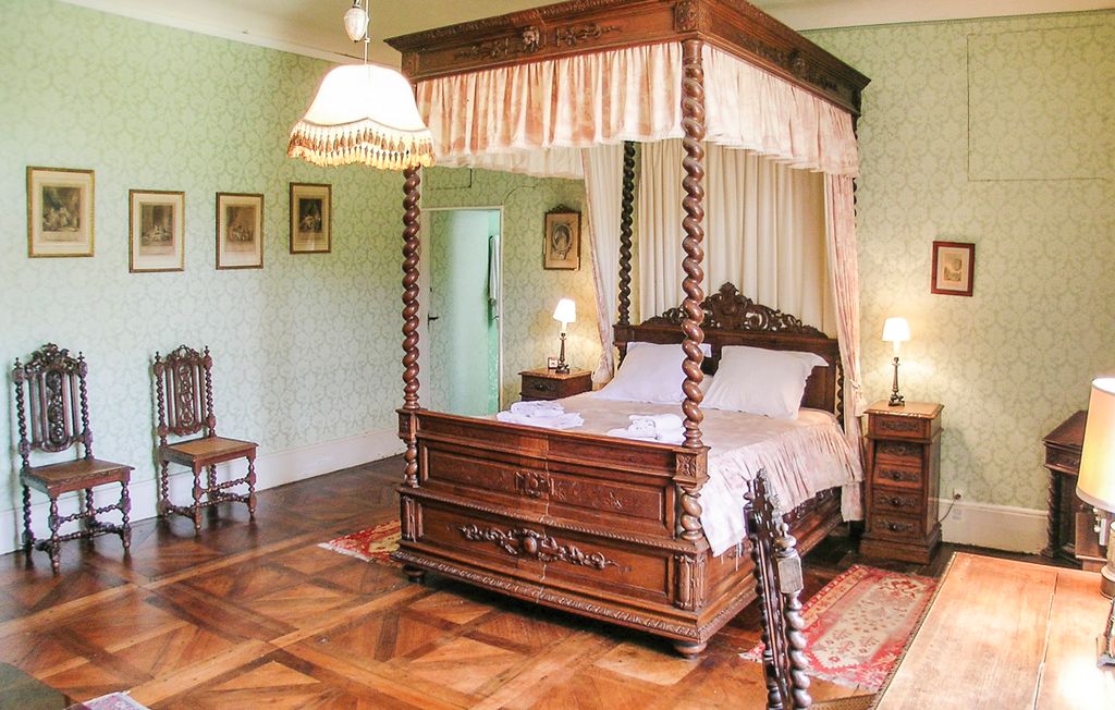 Chateau des Douves Dordogne Olivers Travels 5