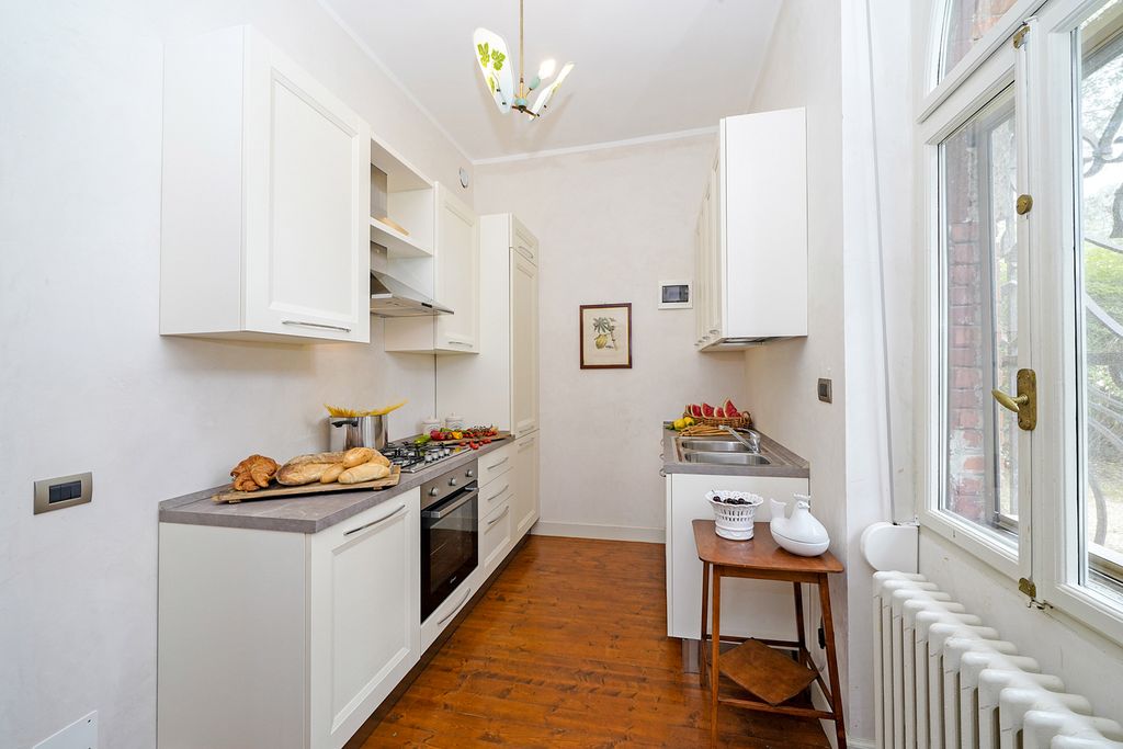 Pulsatilla Lake Garda Olivers Travels 5