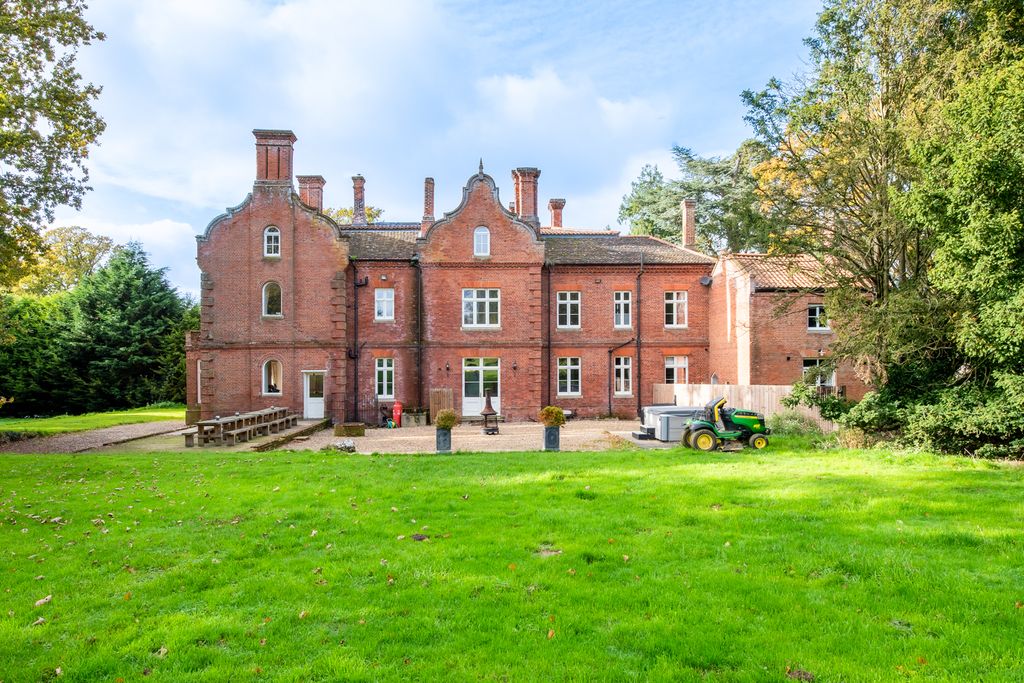 Filigree Manor Norfolk England Olivers Travels 2 01