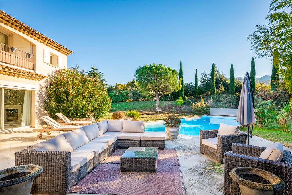 Lis de la Paix Provence Olivers Travels 2