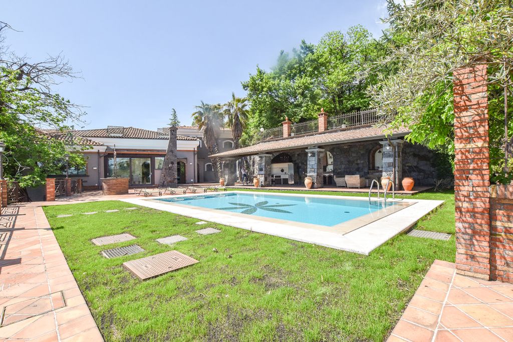 Villa Barri Eastern Sicilly OliversTravels 2