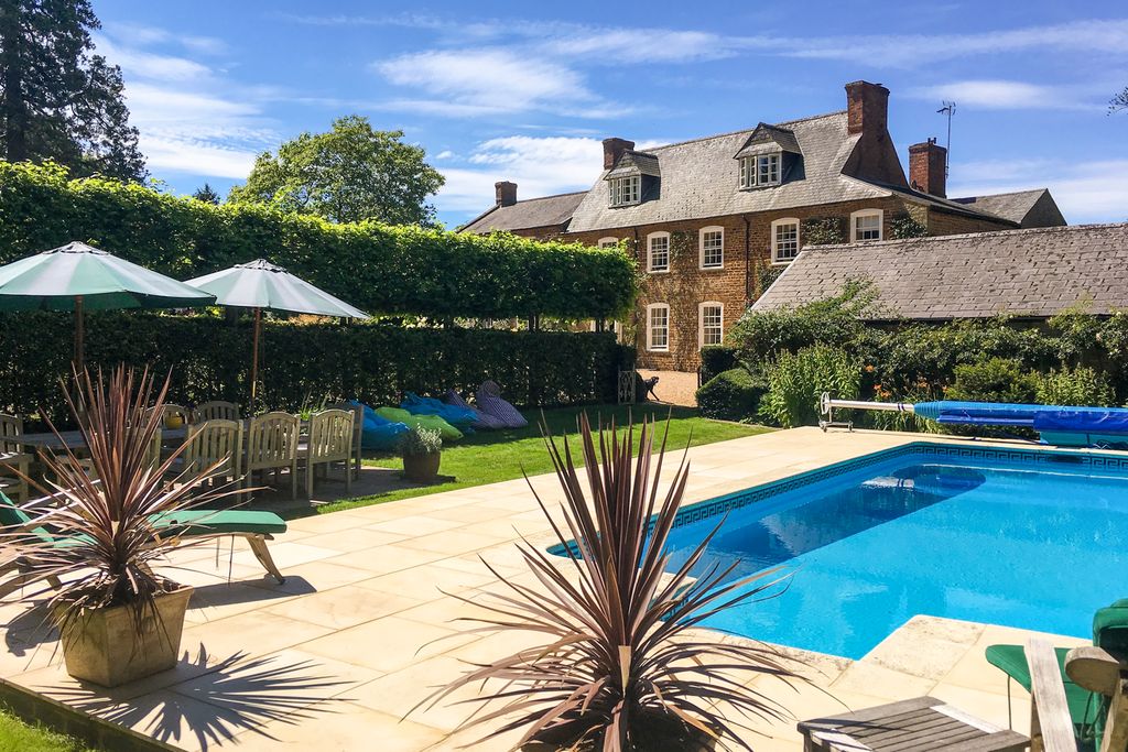 Chestnut House Midlands Olivers Travels 1