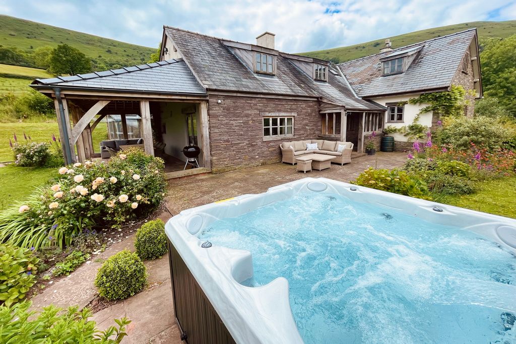 Hillside Farmhouse Heart England Olivers Travels 4.1