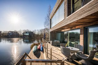 Lakefront Retreat Cotswolds Olivers Travels 1