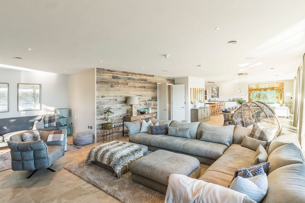 Lakefront Retreat Cotswolds Olivers Travels 3