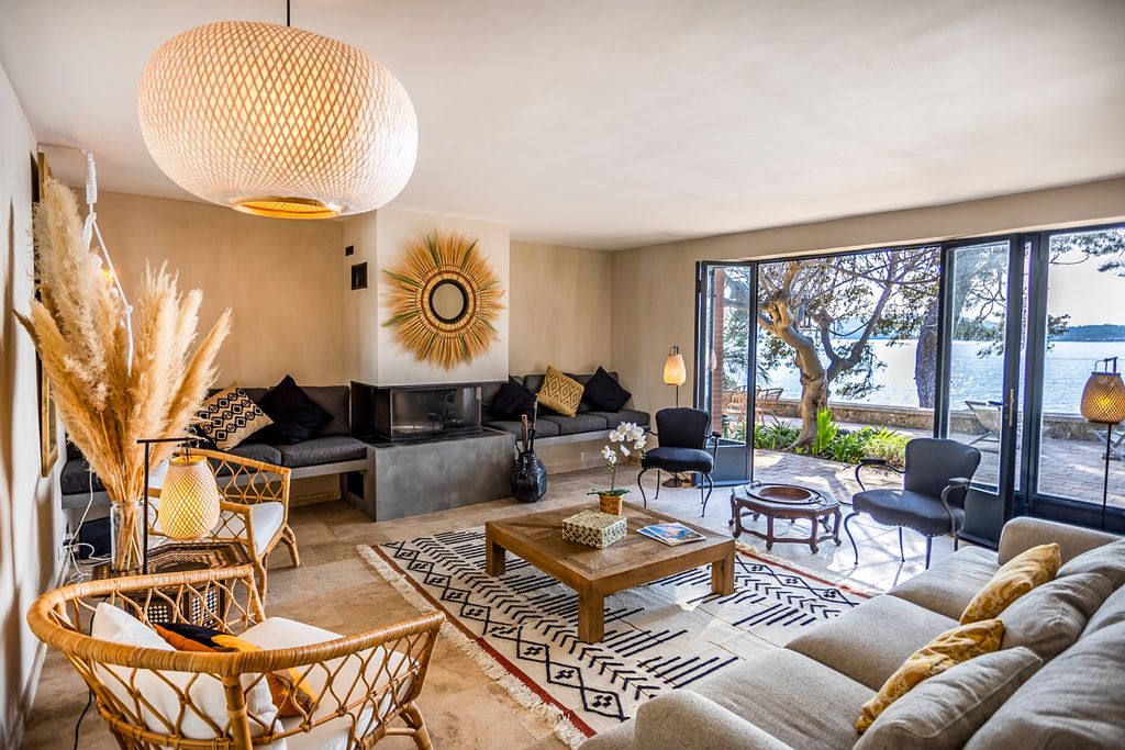 Villa de la Baie French Riviera Olivers Travels 3
