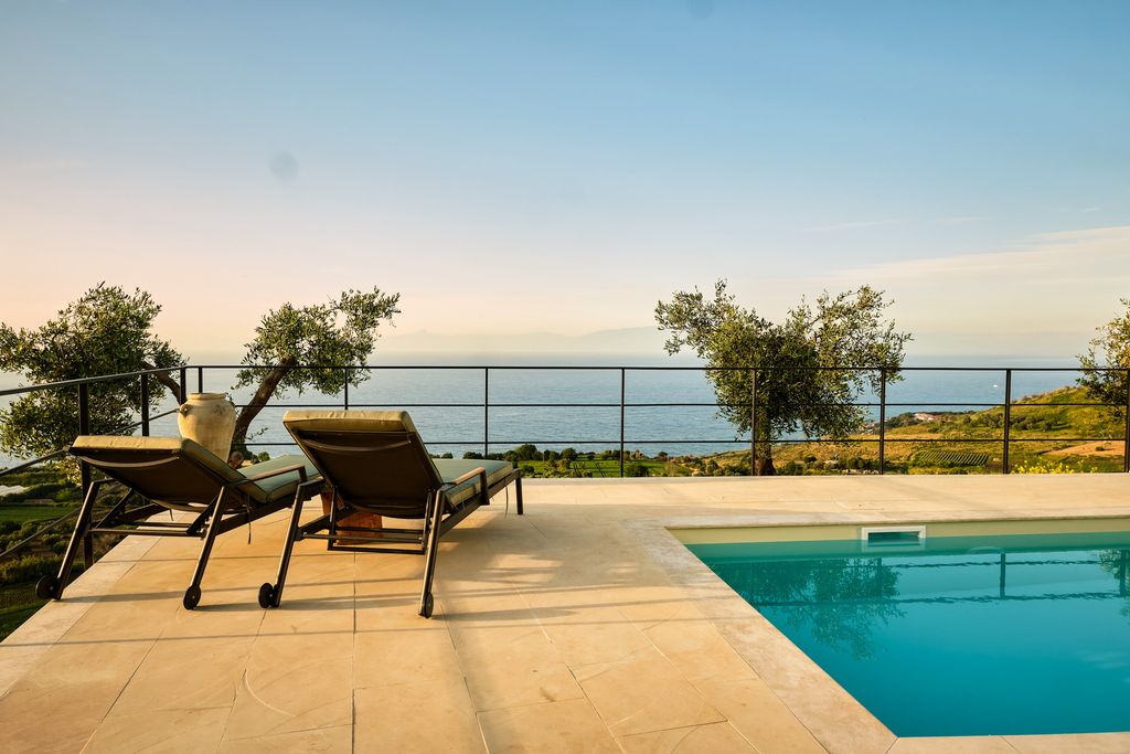 Sunlight Heaven Calabria OliversTravels 1