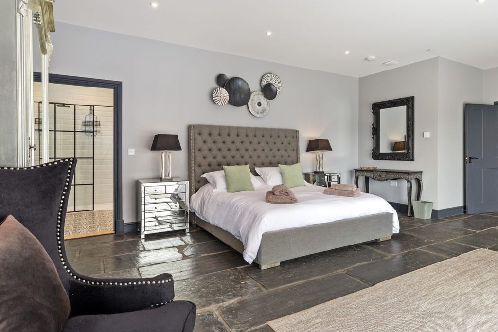 Cardigan Courtyard Wales Olivers Travels  3 