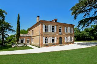 Chateau Les Deux Cygnes Midi Pyrenees Olivers Travels 1