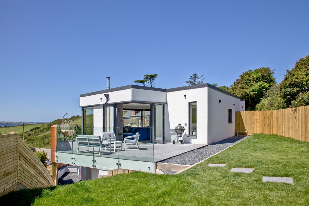 Pebble Shore Cornwall Olivers Travels 1