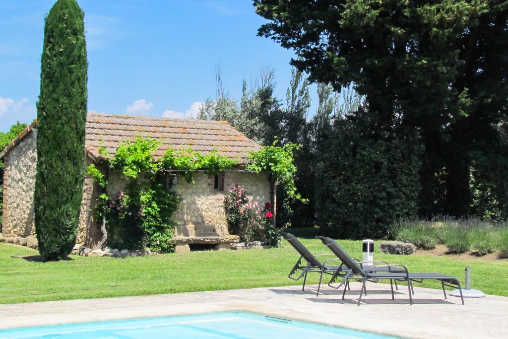 Les Volets Bleus CH Provence OliversTravels 3