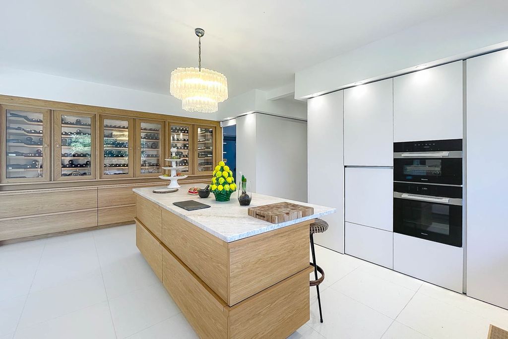 Pave Rose CH Provence OliversTravels 4