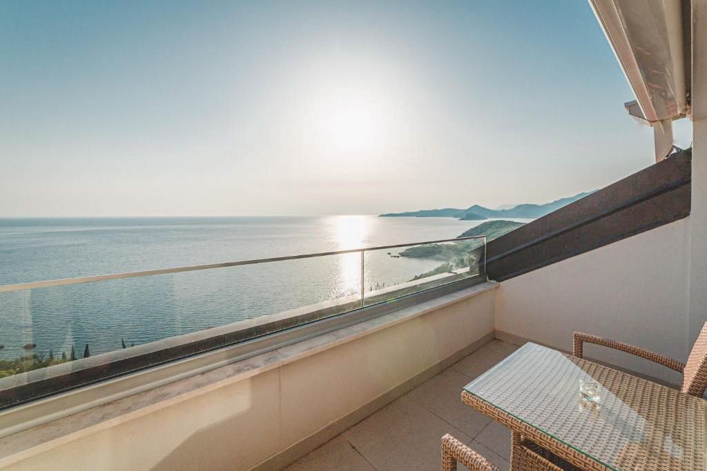 Ananti Suite Mansarda Sveti Stefan Olivers Travels 1