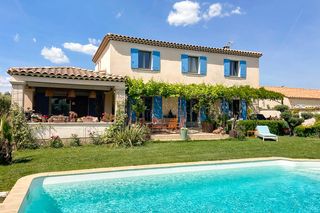 Piazza Pierre CH Provence OliversTravels 1