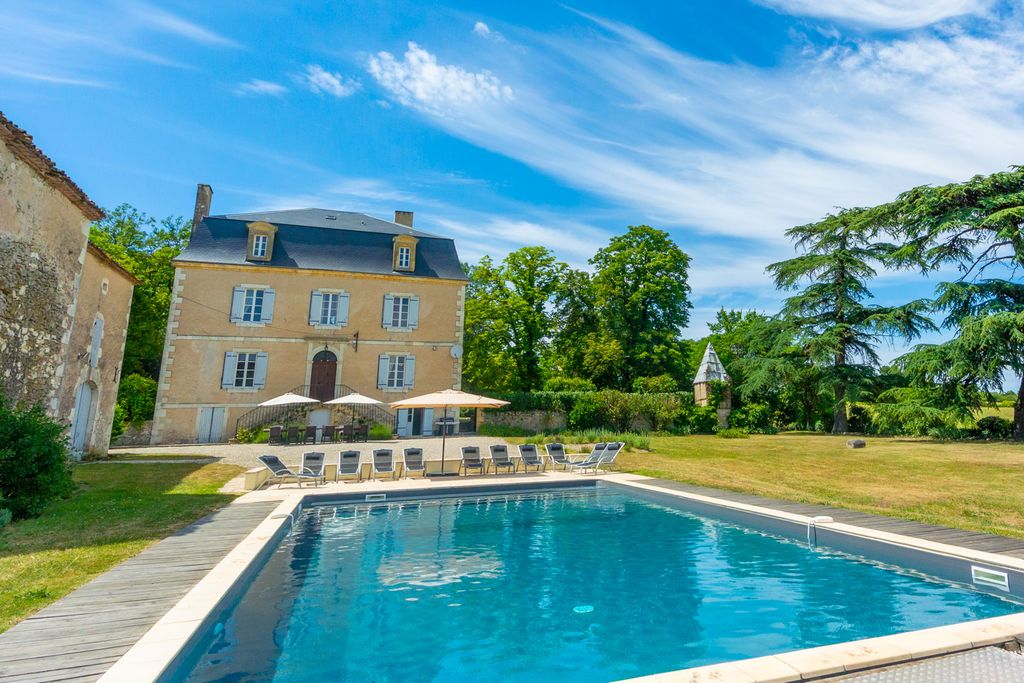 Le Manoir de Monflanquin Dordogne PF OliversTravels 1